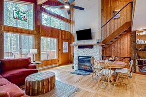 Fernseher, Kamin, DVD-Player, Bücher