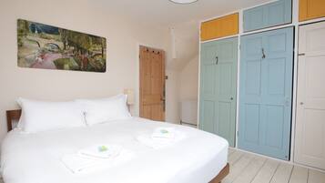 3 chambres, fer et planche à repasser, Wi-Fi gratuit, draps fournis