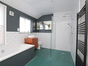 Dusche, Haartrockner, Handtücher, Shampoo