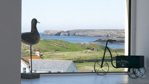 A view of a coastal landscape with cliffs and a body of water. - Beautiful 3 bedroom apartment with Pool Access - Pass the Keys (Bae Trearddur)