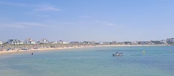 Beautiful 3 bedroom apartment with Pool Access - Pass the Keys
