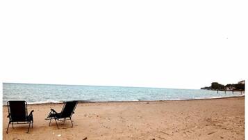 Plage à proximité, chaises longues, serviettes de plage