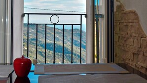 A balcony with a view of a mountainous landscape. - Greta's suite & private spa (Perinaldo)