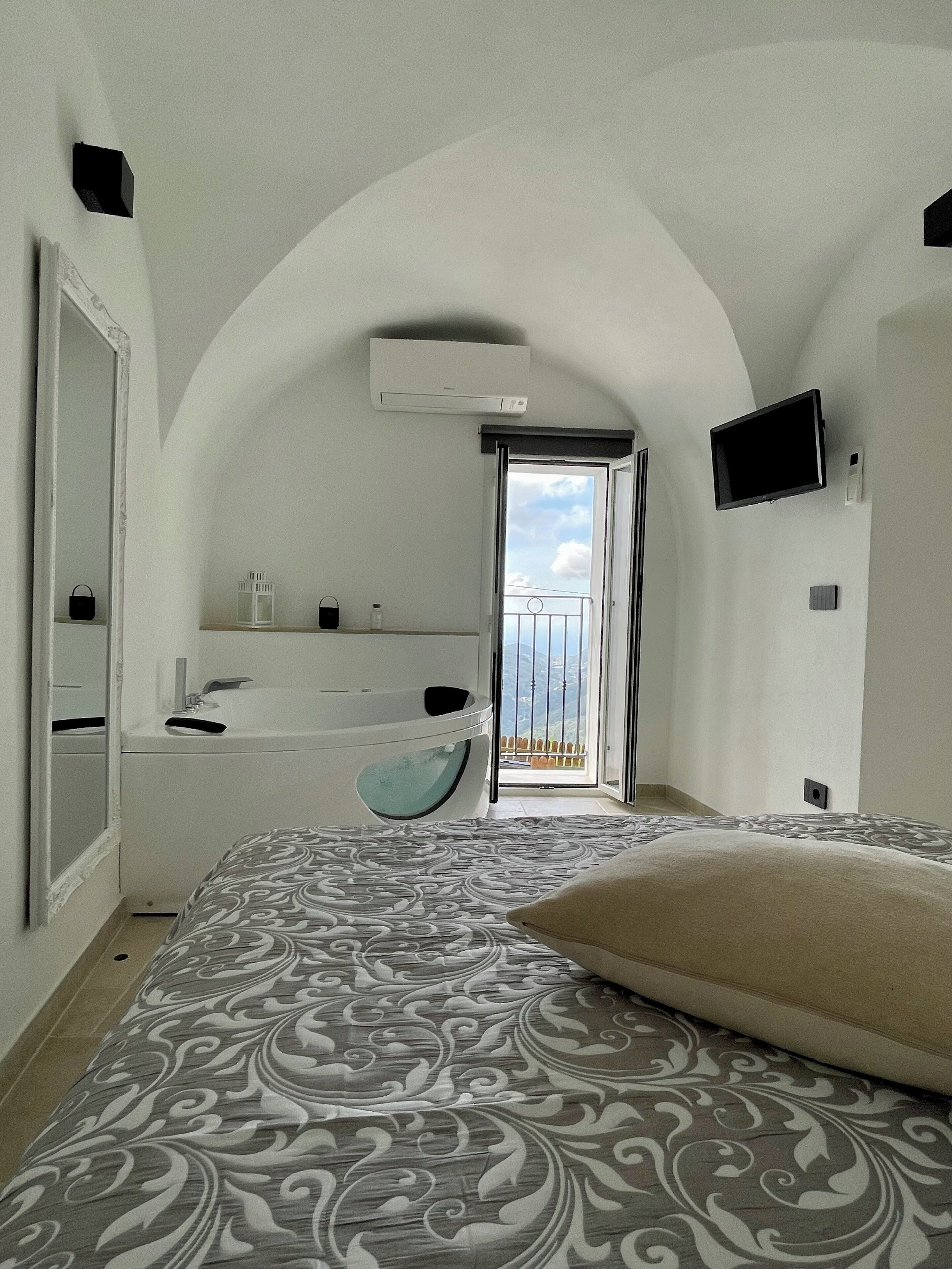 1 camera, ferro/asse da stiro, lenzuola