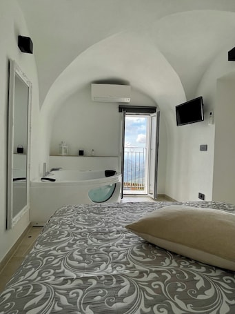 1 bedroom, desk, iron/ironing board, bed sheets. Greta's suite & private spa
