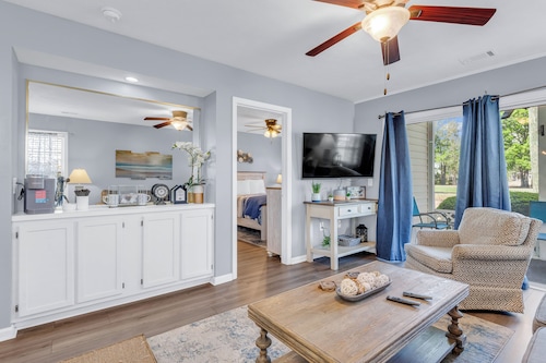 1st floor 2bd 2bath condo, just a quick 6-min drive to Broadway at Myrtle Beach