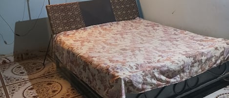 2 bedrooms, iron/ironing board, WiFi