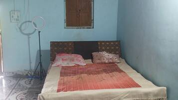 2 bedrooms, iron/ironing board, WiFi