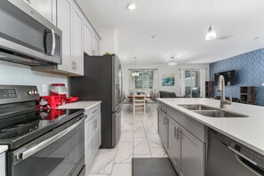 Private kitchen - Townhome with pool in resort (Kissimmee)