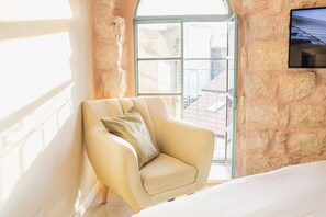 Suite – premium | Skrivebord for bærbar PC, strykejern/-brett og wi-fi (inkludert)