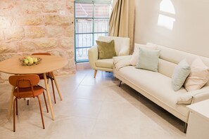 Suite – premium | Oppholdsområde | En 43-tommers smart-TV med digitale kanaler