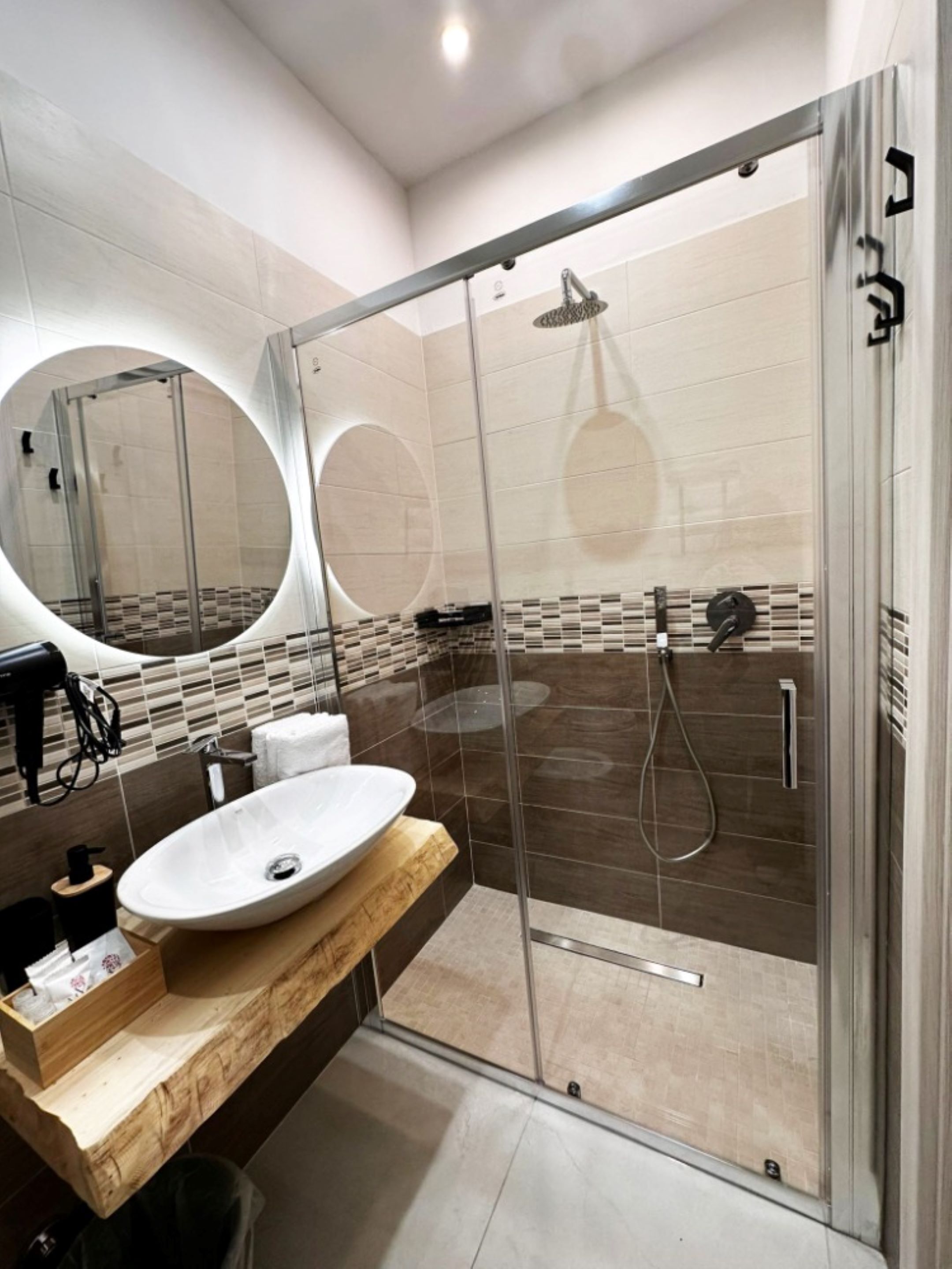Comfort-Dreibettzimmer | Badezimmer | Dusche, Regendusche, kostenlose Toilettenartikel, Haartrockner