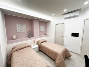 Comfort Double or Twin Room | Desk, laptop workspace, blackout drapes, free WiFi - DOMUS BALCANTE (Pompei)