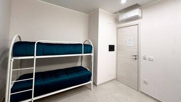 Comfort-Vierbettzimmer | Schreibtisch, laptopgeeigneter Arbeitsplatz, Verdunkelungsvorhänge