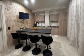 32 インチのスマートテレビ (衛星放送視聴可)