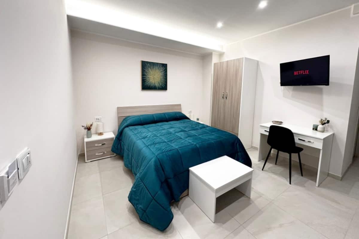 Comfort Quadruple Room | Desk, laptop workspace, blackout drapes, free WiFi