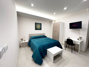 Comfort Quadruple Room | Desk, laptop workspace, blackout drapes, free WiFi - DOMUS BALCANTE (Pompei)
