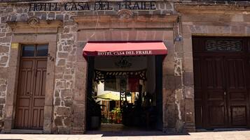 Un edificio in pietra con un cartello che riporta la scritta "HOTEL CASA DEL FRAILE".