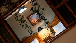 A room with a bed, a wooden headboard, a nightstand, a lamp, and a framed picture on the wall. - Hotel Casa del Fraile (Morelia)