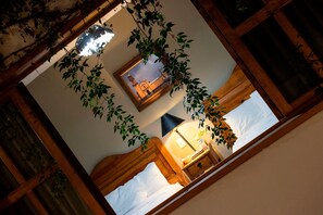 スタンダード ルーム クイーンベッド 2 台 エンスイート | デスク、ノートパソコン用作業スペース、WiFi (無料)、ベッドシーツ