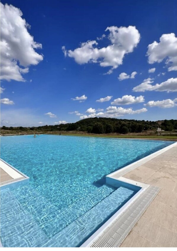 Una piscina al aire libre de temporada