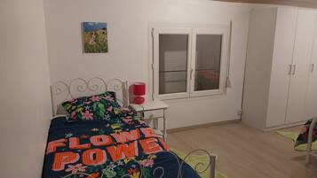 2 habitaciones, tabla de planchar con plancha, wifi y ropa de cama