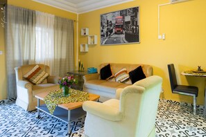 Chambre Deluxe avec lits jumeaux | Aire de séjour | Téléviseur connecté de 42 po avec télévision par satellite