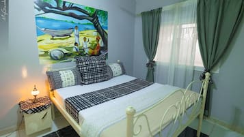 Deluxe Twin Room | Desk, blackout drapes, iron/ironing board, bed sheets