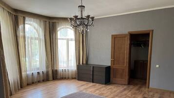 4 camere, ferro/asse da stiro, Wi-Fi