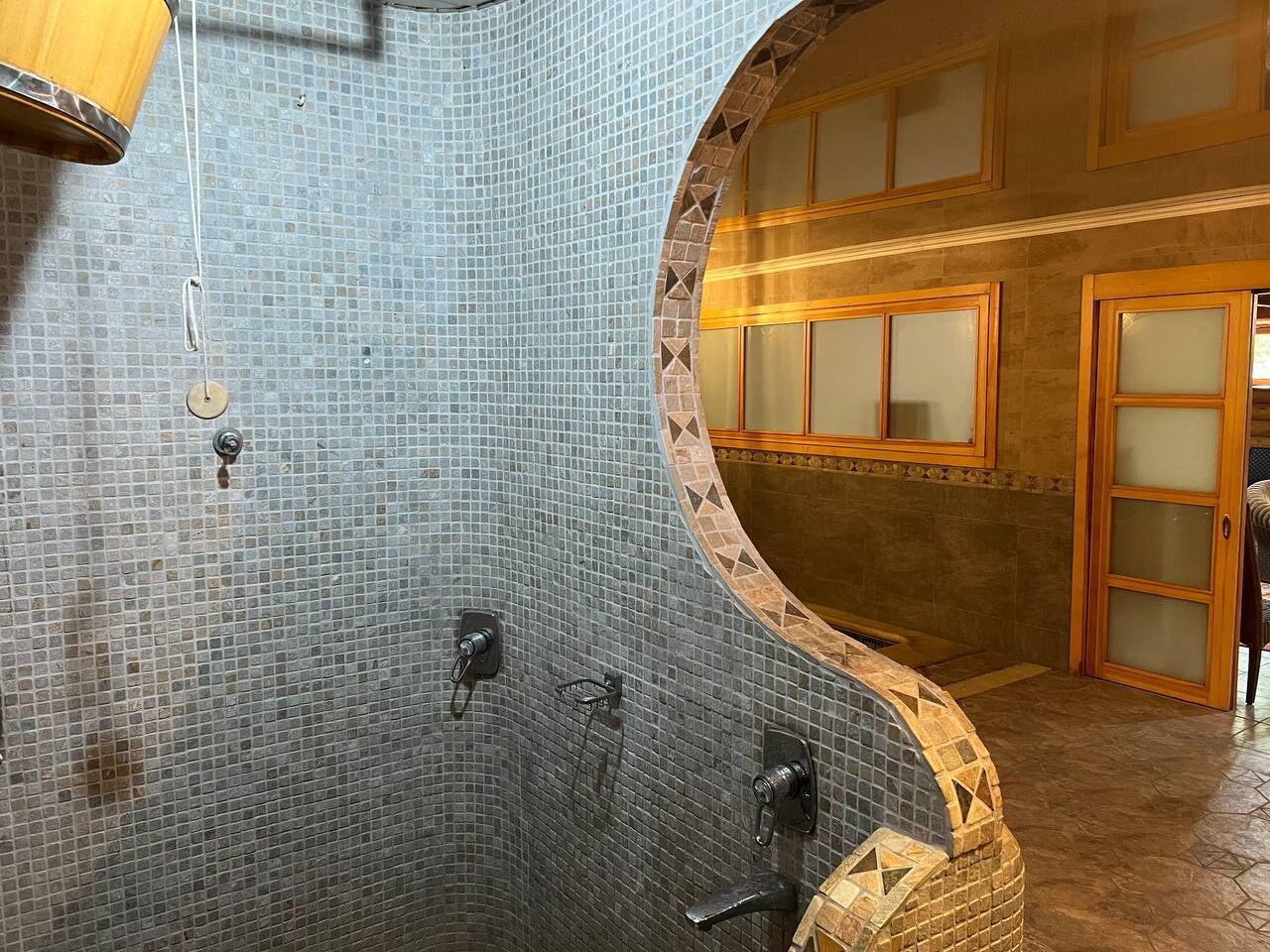 Een douche, een haardroger, handdoeken, zeep