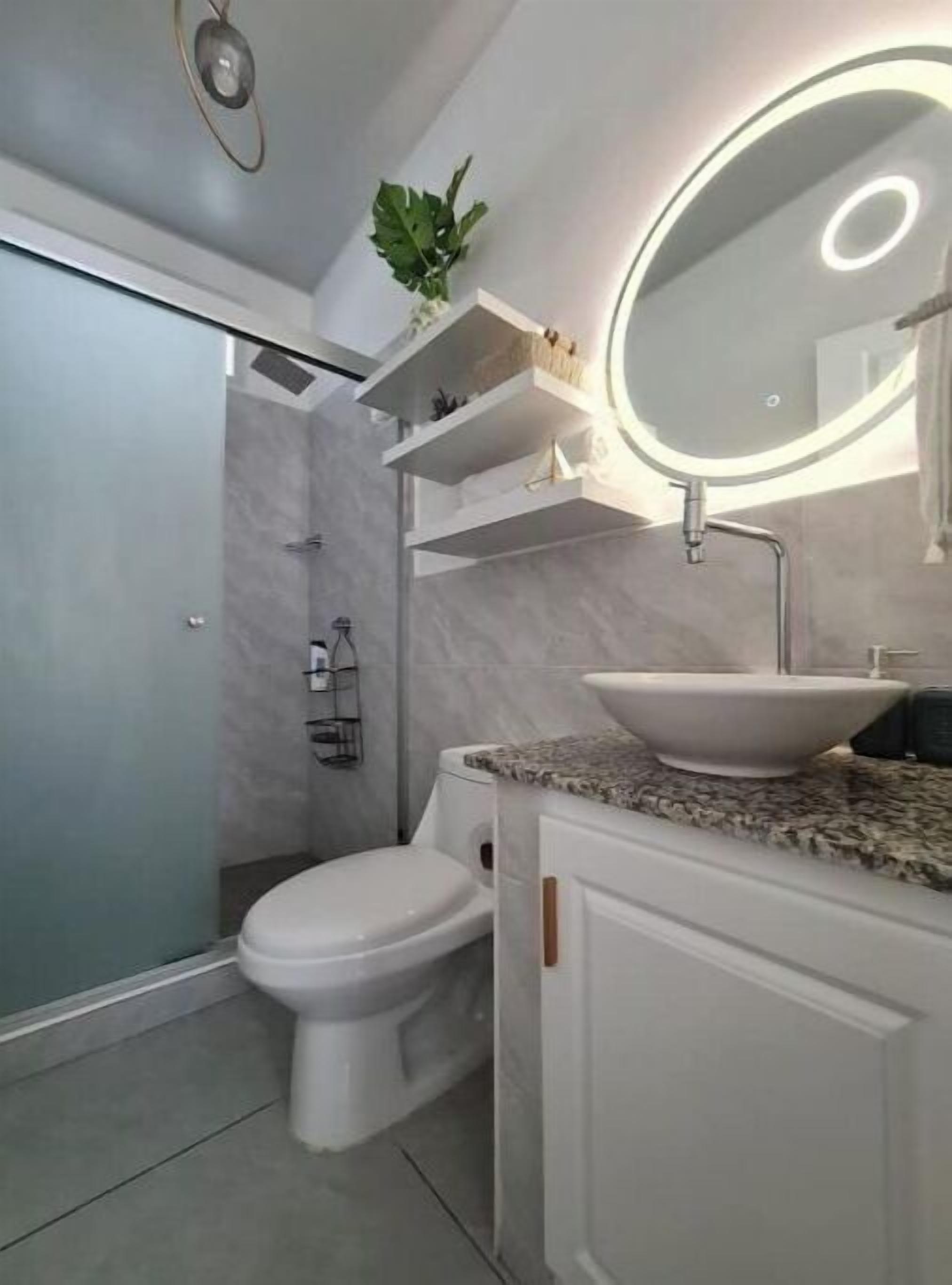 Ducha, secador de pelo, toallas, jabón