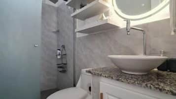 Ducha, secador de pelo, toallas, jabón