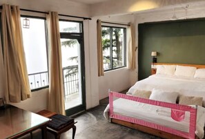 1 bedroom, desk, iron/ironing board, WiFi - Experience the beauty of nature at Bímil/East. Relax in our cozy bed & breakfast (Dharamshala)
