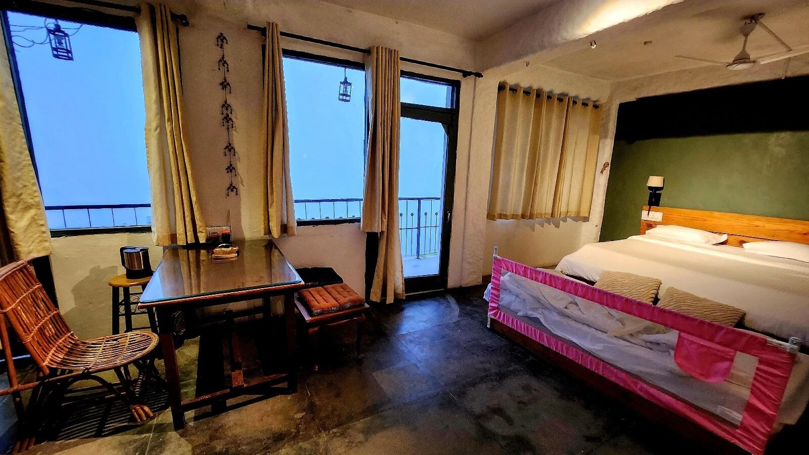 1 dormitorio, escritorio, tabla de planchar con plancha y wifi