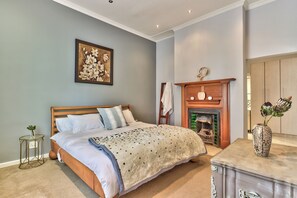 4 habitaciones, tabla de planchar con plancha, wifi y ropa de cama 