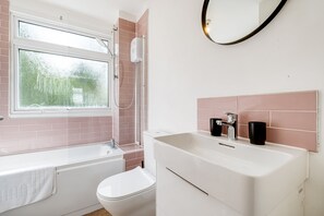 Hair dryer, towels - Birch Barn Inn by Our Home Short Stays (Northampton)