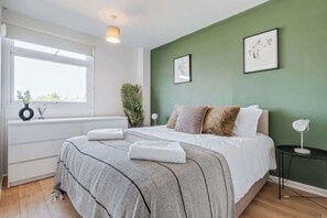 3 bedrooms, iron/ironing board, WiFi (free), bed sheets