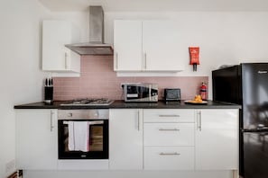 Frigorífico, microondas, horno y placa de cocina