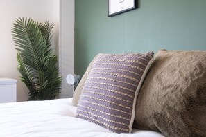 3 bedrooms, iron/ironing board, free WiFi, bed sheets - Birch Barn Inn by Our Home Short Stays (Northampton)