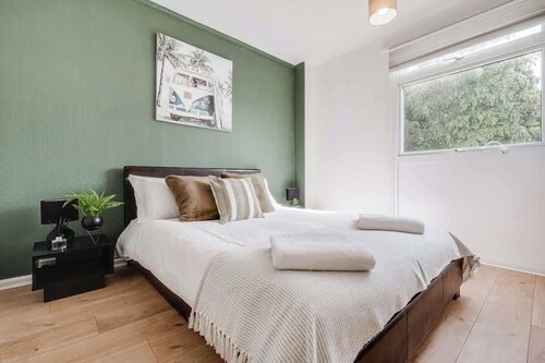 3 Bedroom Home With Free Parking & WiFi