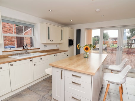 Refrigerador, tetera eléctrica, tostadora y utensilios de cocina