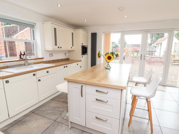 Fridge, electric kettle, toaster, cookware/dishes/utensils - Tivoli (Retford)