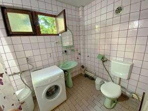 Douche, serviettes fournies, savon, papier toilette