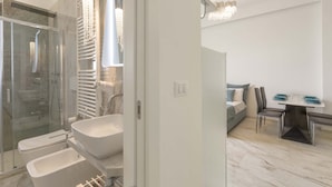 Ein modernes Badezimmer mit Duschkabine aus Glas, einem Doppelwaschbecken und einem Waschtisch.