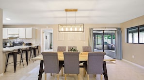 Dining - The EBB TIDE-private pool + just mins to beach! (Palm Coast)
