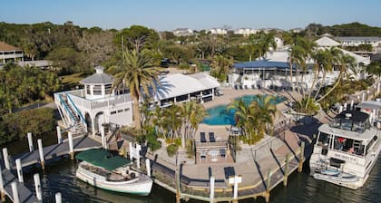 Manatee Harbor: Marina, Heated Pool/Spa, Ferry to Island, Private/Public Beaches