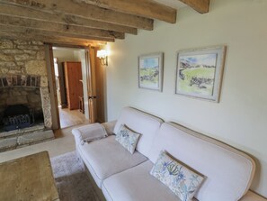 Cottage | Living area - Robins Nest (Cheltenham)