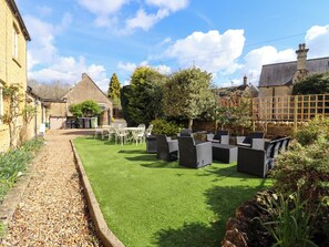 Cottage | Outdoor dining - Robins Nest (Cheltenham)