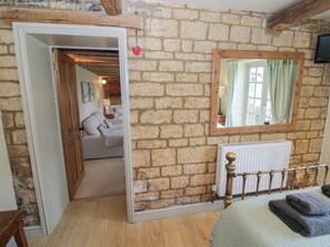Cottage | 5 bedrooms, individually decorated, individually furnished, free WiFi - Robins Nest (Cheltenham)