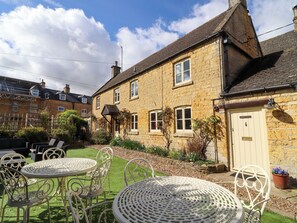 Cottage | Outdoor dining - Robins Nest (Cheltenham)